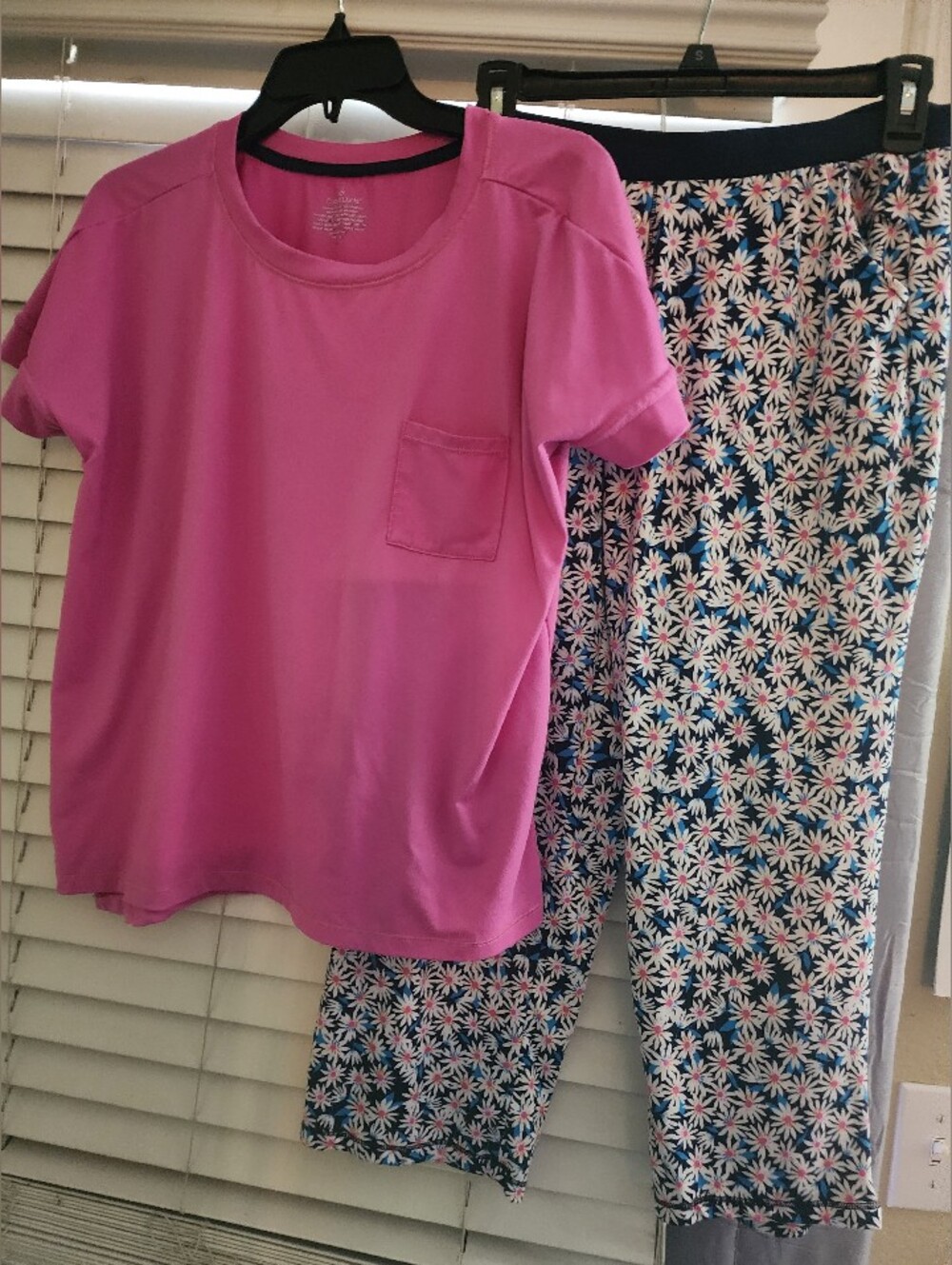 Cuddl Duds Pajamas 2 Piece Set- Blue/ Pink Floral Lounge Capri Pant & Solid Tee